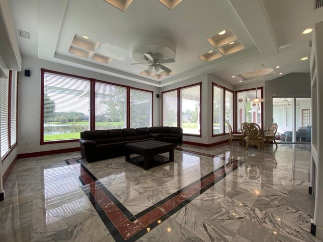 Building Photo - Spacious 3/2 with In-Law Suite