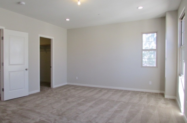 Building Photo - 3 Bed, 3.5 Bath Detached Home in Portola S...