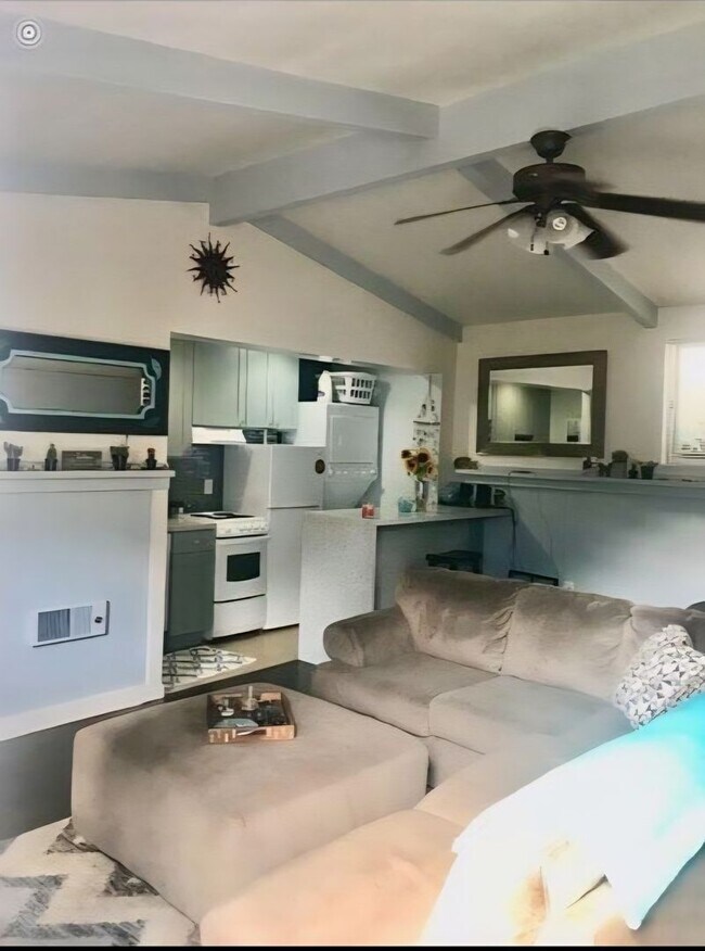 Building Photo - 723