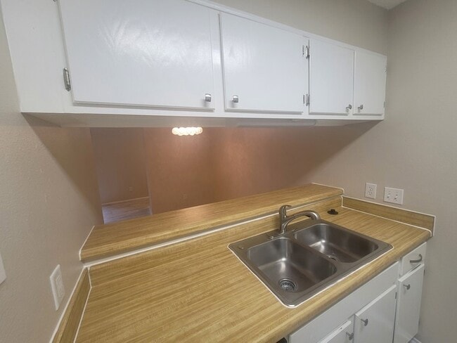 Building Photo - 7076 N Holiday Dr