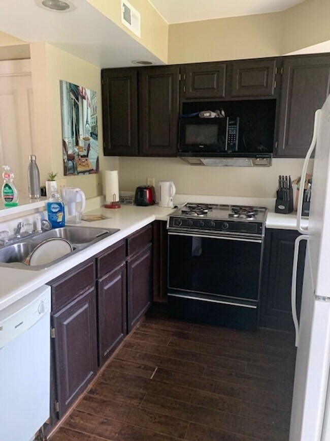 Building Photo - Sarah's Run Apartments