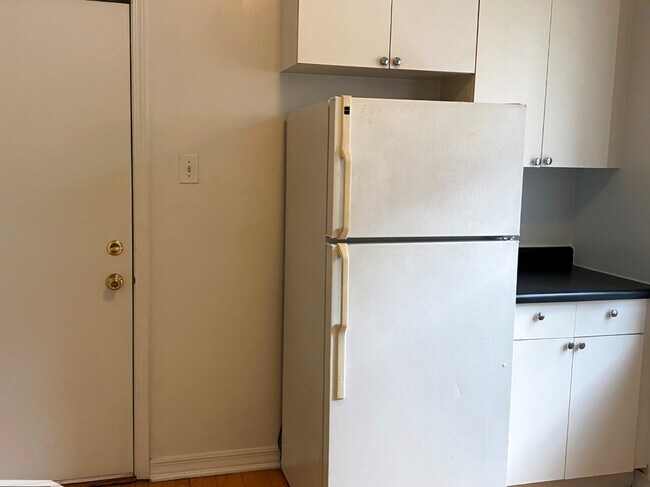 Building Photo - 3038 W Wellington Ave