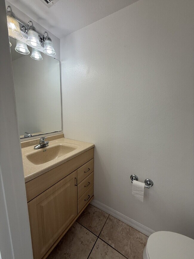 Building Photo - Beachside townhome with 3 bedrooms and 2 b...
