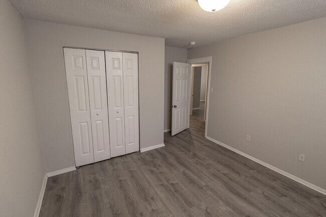 Building Photo - 215 Wheaton Ct