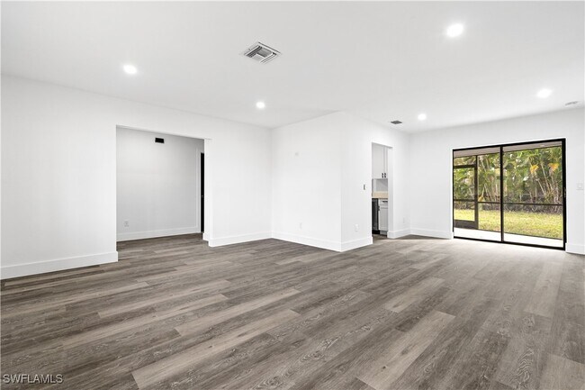 Building Photo - 709 SE 10th Pl