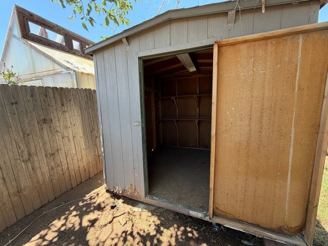 Building Photo - 3 BED/2 BATH/2 CAR GARAGE: AVAILABLE NOW!!