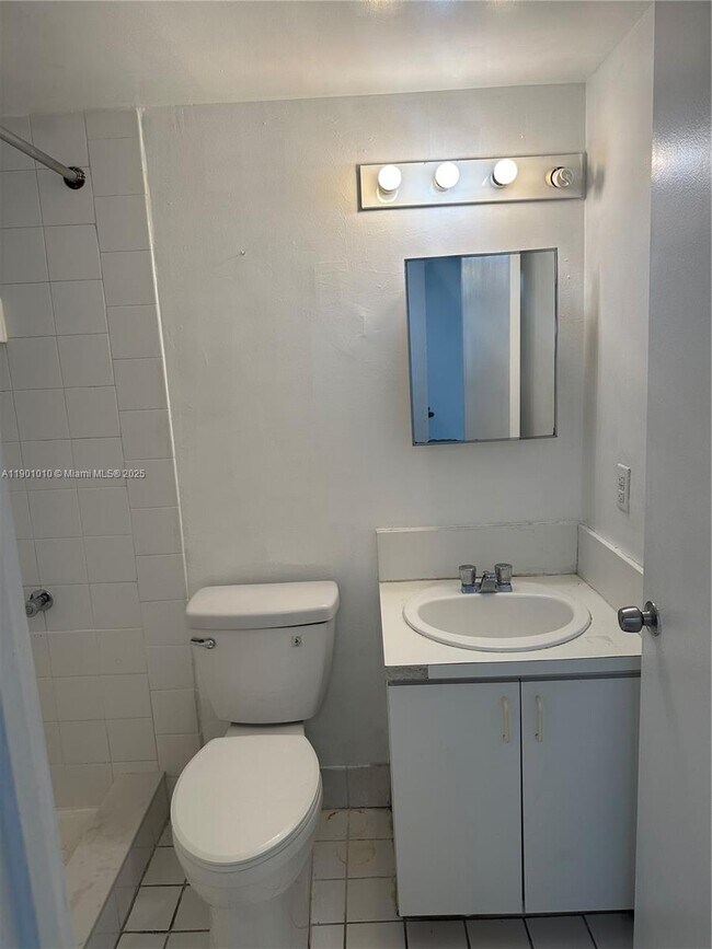 Building Photo - 519 SW 2nd St