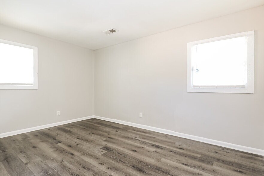 Building Photo - 494 Clara Dr