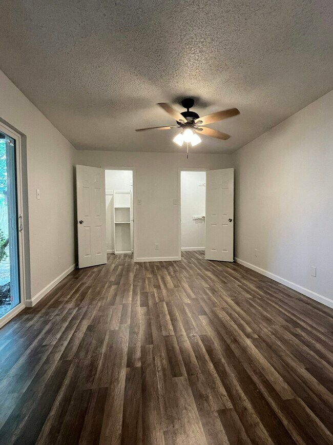 Building Photo - 6862 S Creek Dr