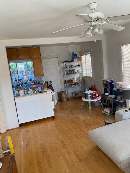 Kitchen room - 8947 Hubbard St