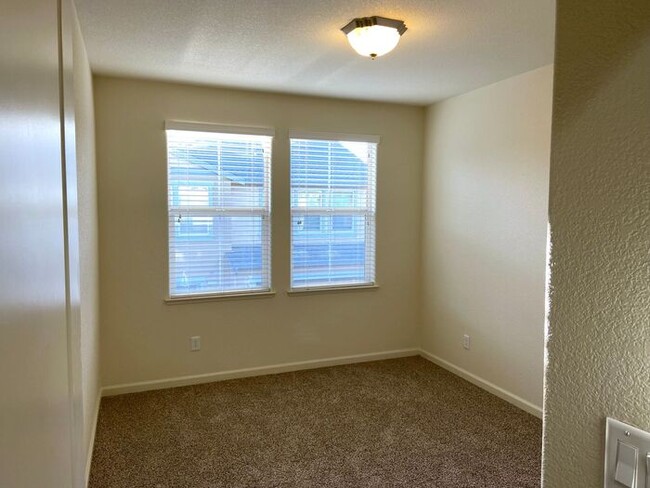 Building Photo - Somersett Reno Home - Walking Trails and t...