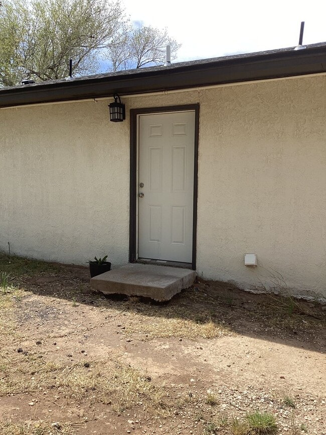 Building Photo - 2 Bed 1 bath Apartment  on Quiet Street and Close to ENMU!