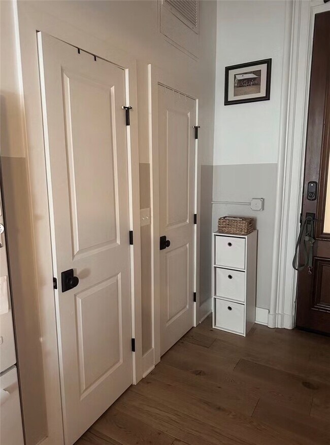 Building Photo - 30 W Broad St