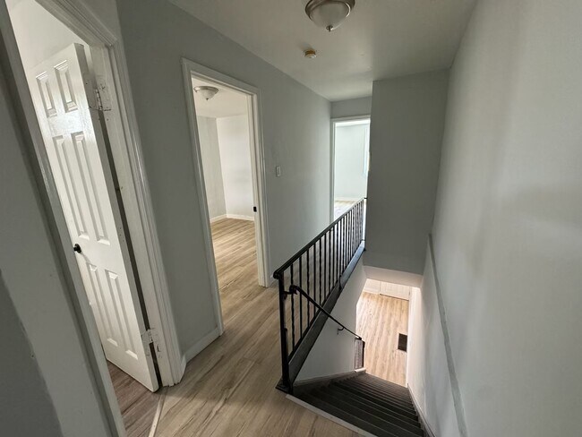 Building Photo - Freshly Updated 3bd/1bath Featuring Spacious Layout & Dedicated Office!