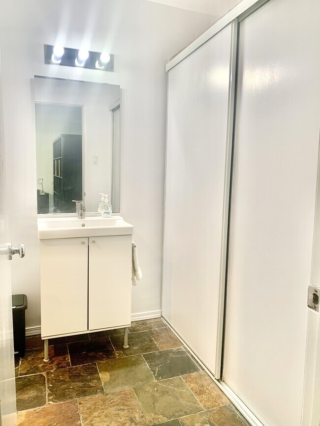 Building Photo - 960 Larrabee St