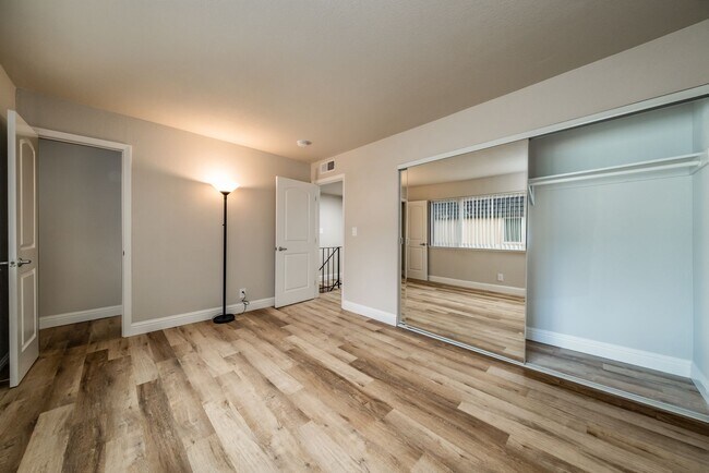 Building Photo - Recently Renovated 2 Bedroom 1 Bath, Two-L...