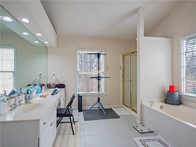 Building Photo - 10910 Chatburn Way