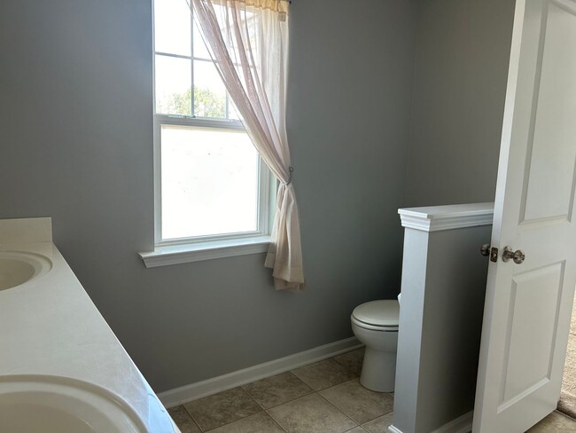 Building Photo - **HOLIDAY MOVE-IN SPECIAL: $300 OFF 1st MO...