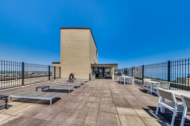 Building Photo - 2930 N Sheridan Rd