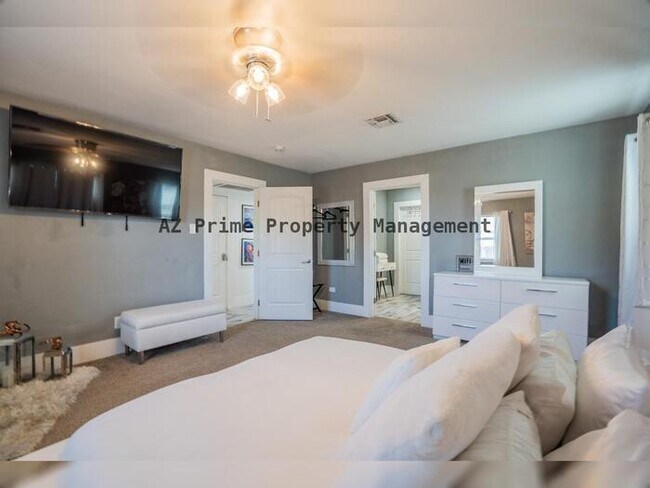 Building Photo - 1942 W Indianola Ave