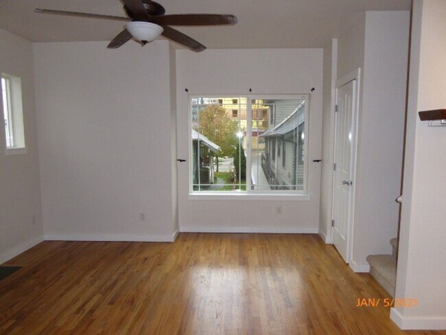 Building Photo - Beautiful 3 Bed 2.5 Bath Townhome in Roosevelt, Seattle