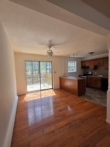 Building Photo - 362 Somerset Dr