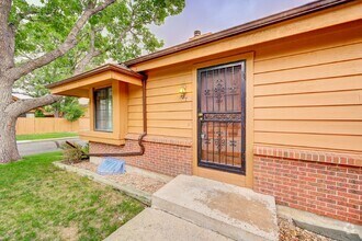Building Photo - $2,495 2 Bed, 2 Bath Townhome in Aurora wi...