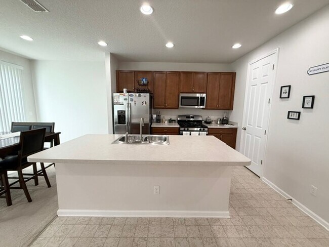 Building Photo - Beautiful home available for rent in the d...