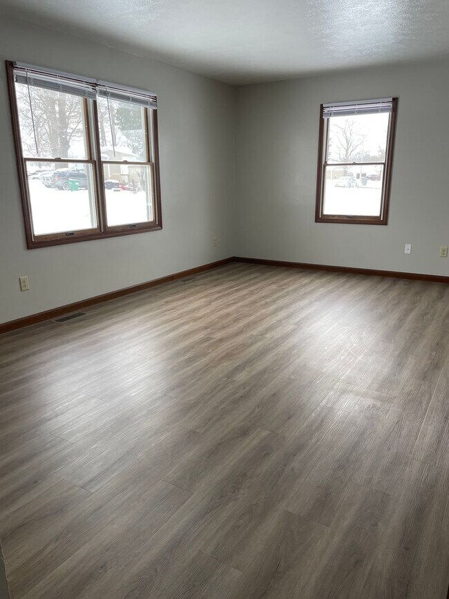 Building Photo - 413 S Harkless Dr