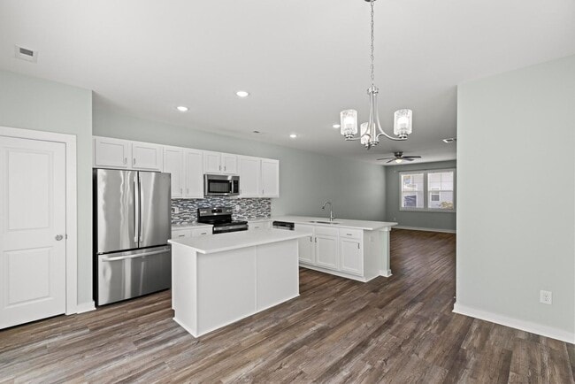 Building Photo - 3 Bedroom Townhome each with en-suite bath...