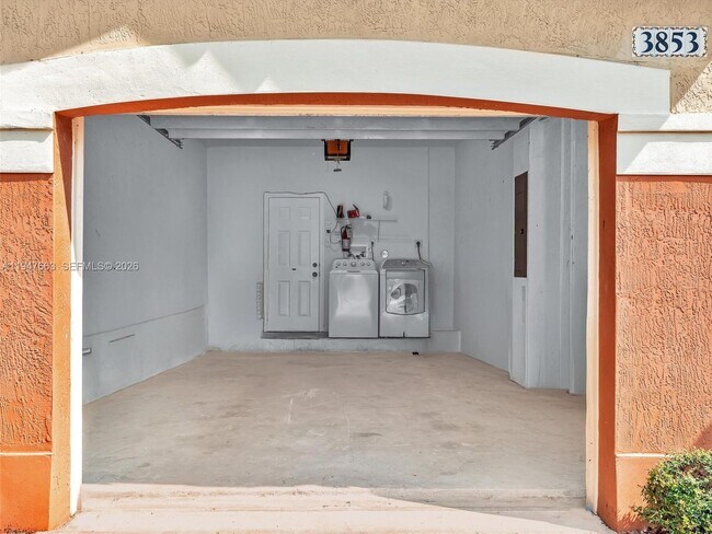 Building Photo - 3853 Tree Top Dr