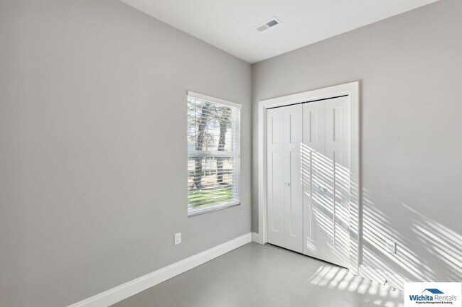 Building Photo - 1012-1012 W 55th St S