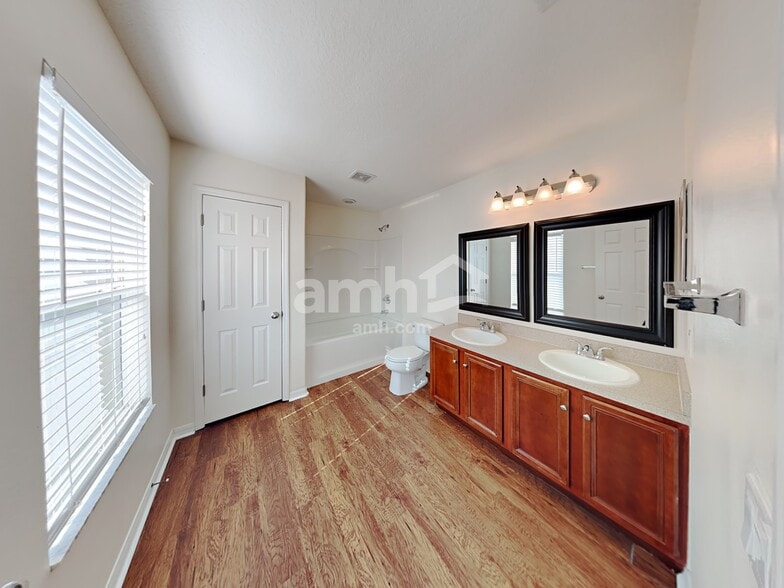 Building Photo - 19554 Timberbluff Dr