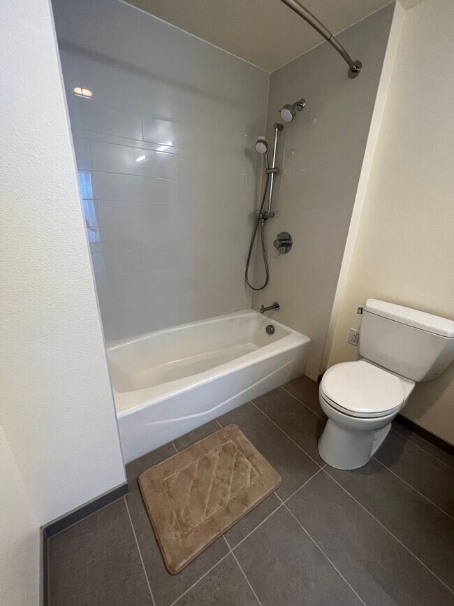 Building Photo - ** 2 BEDROOM 2 BATH** 2 covered PARKING, O...