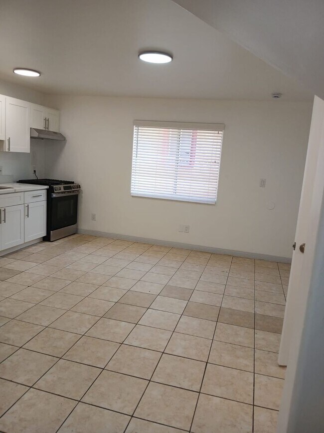 Building Photo - Beautiful newly renovated 1 bedroom apartm...