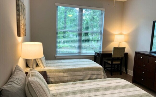 Building Photo - 5478 Glenridge View NE