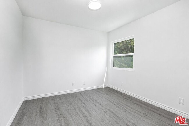 Building Photo - 8718 Rosewood Ave