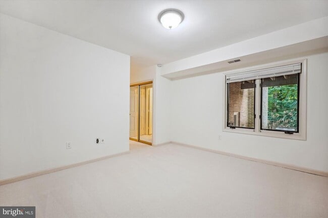 Building Photo - 6 Goldleaf Ct