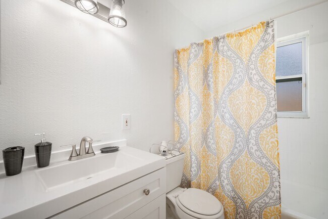 Building Photo - Charming 3?Bed,?2?Bath Home in Apollo Beac...