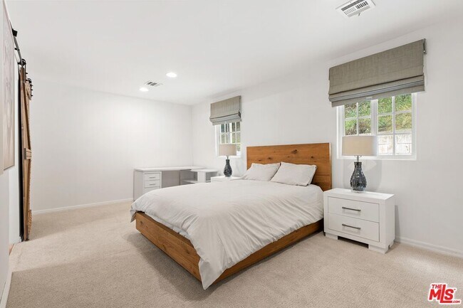 Building Photo - 4145 Sunswept Dr
