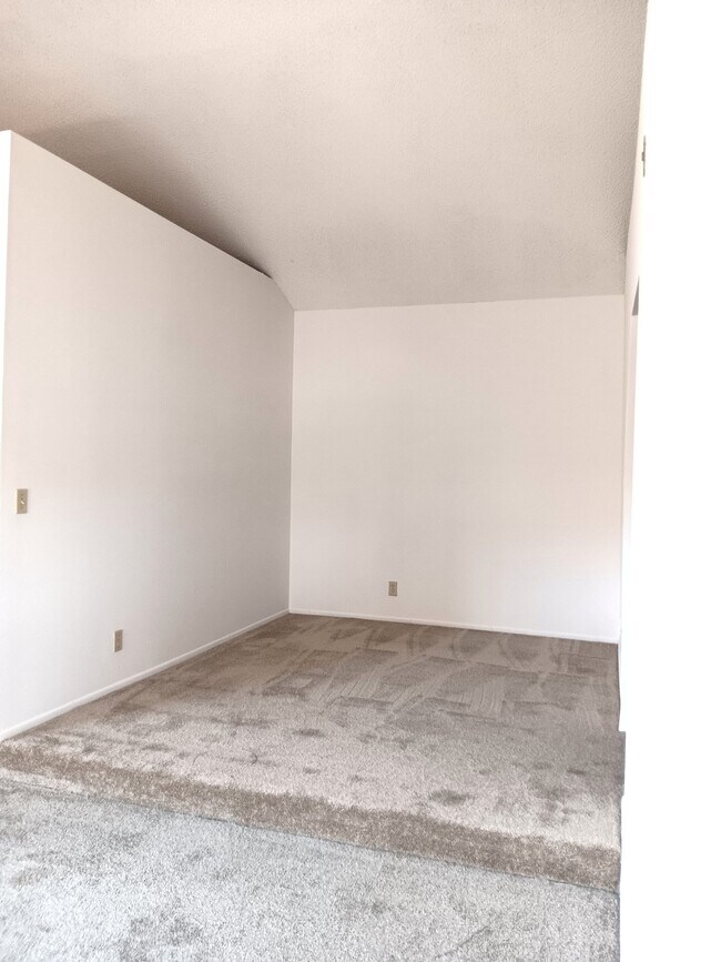 Building Photo - 10965 Fruitland Dr