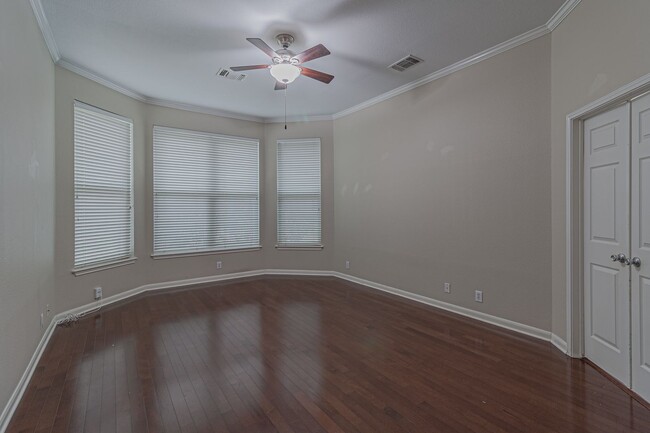 Building Photo - $300 OFF 1ST MONTH RENT IF YOU MOVE IN WIT...