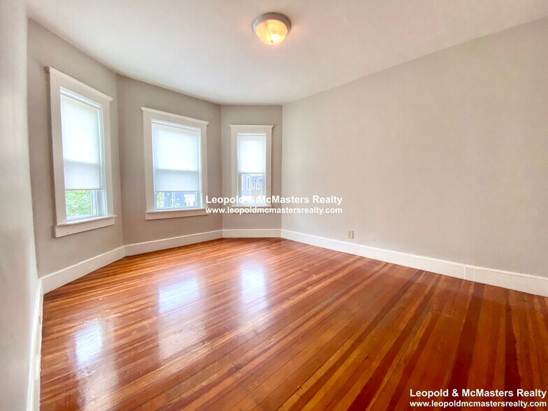 Building Photo - 19 Roseclair St