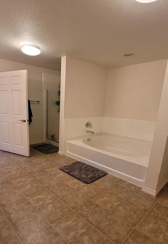 Building Photo - Spacious 3 Bed, 2.5 Bath home with Loft