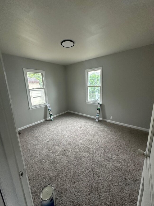 Building Photo - 3 Bed 1 Bath with Fence + 2 Car Garage - Newly Refreshed