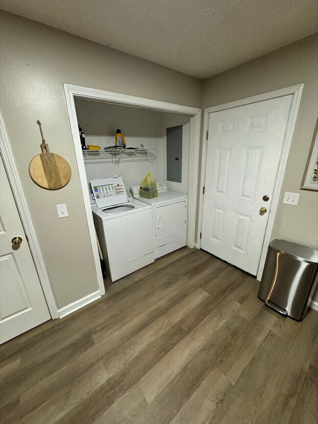 Building Photo - 913 Bagwell Dr