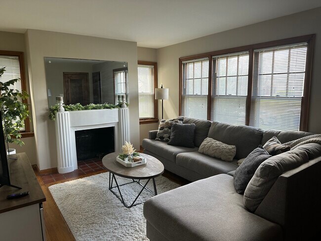 Building Photo - 1322 Doten Ave