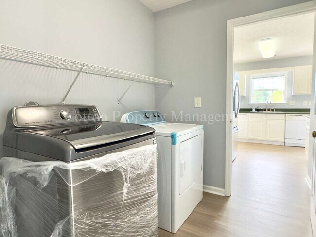 Building Photo - 3BR/2FB.$2300 per month