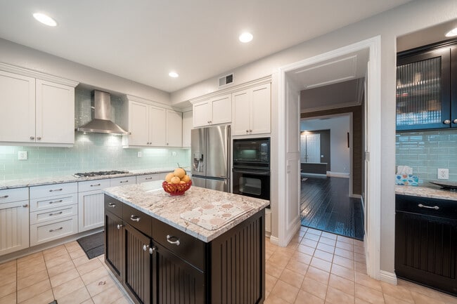Building Photo - 6655 Hollycrest Ct