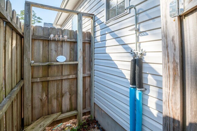 Building Photo - HOT TUB ANYONE?  THIS OFF-SEASON RENTAL IS AVAILABLE NOV-FEB '27